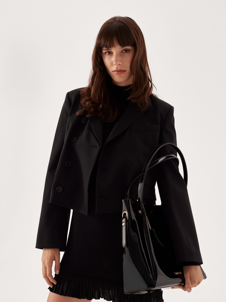 Czarna lakierowana torebka z metalowymi uchwytami