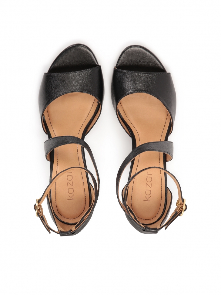 Sandały na wysokiej szpilce z poprzecznym paskiem