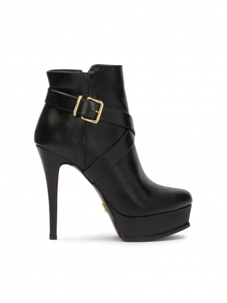 Czarne botki na wysokim obcasie i platformie