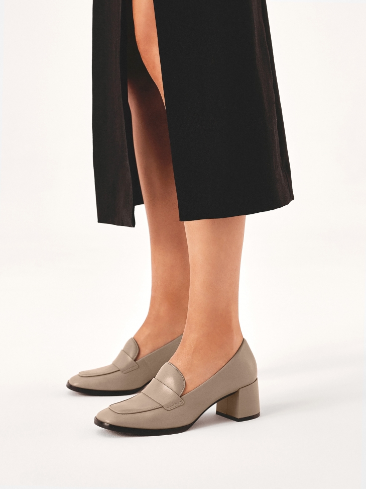 Klasyczne czółenka ze skóry w kolorze taupe