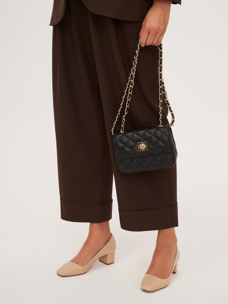 Pikowana mała torebka skórzana z łańcuszkiem