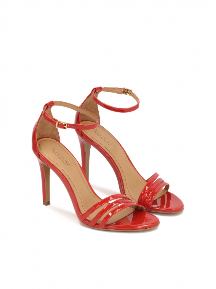 Lakierowane czerwone sandały z paseczkami