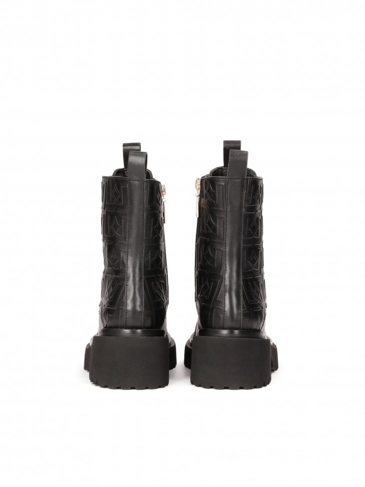 Skórzane trzewiki z tłoczonymi monogramami