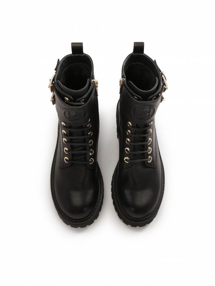 Wysokie trzewiki z ozdobną klapą