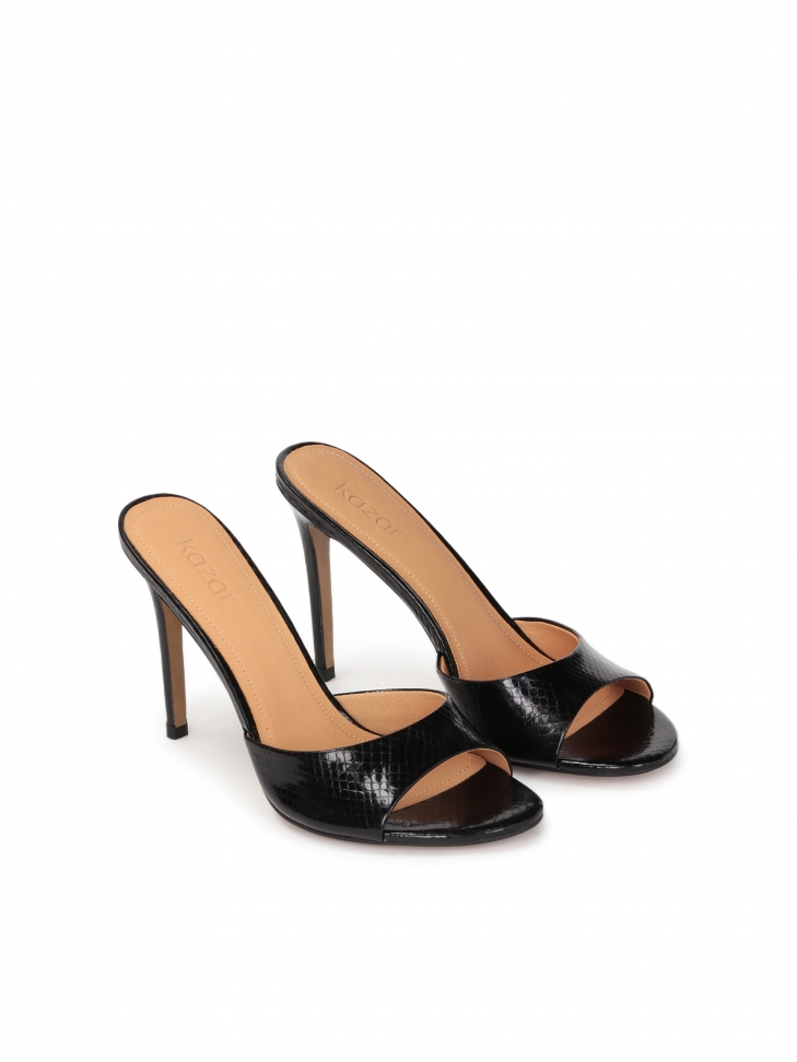Czarne klapki na szpilce wykonane z tłoczonej skóry