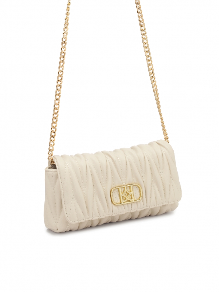 Elegancka torebka zawieszona ma otym łańcuchu