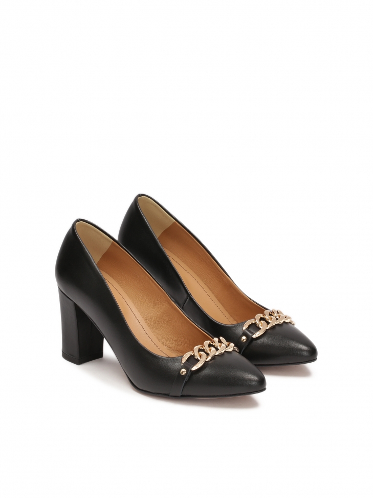 Czarne czółenka na słupku zdobione łańcuchem