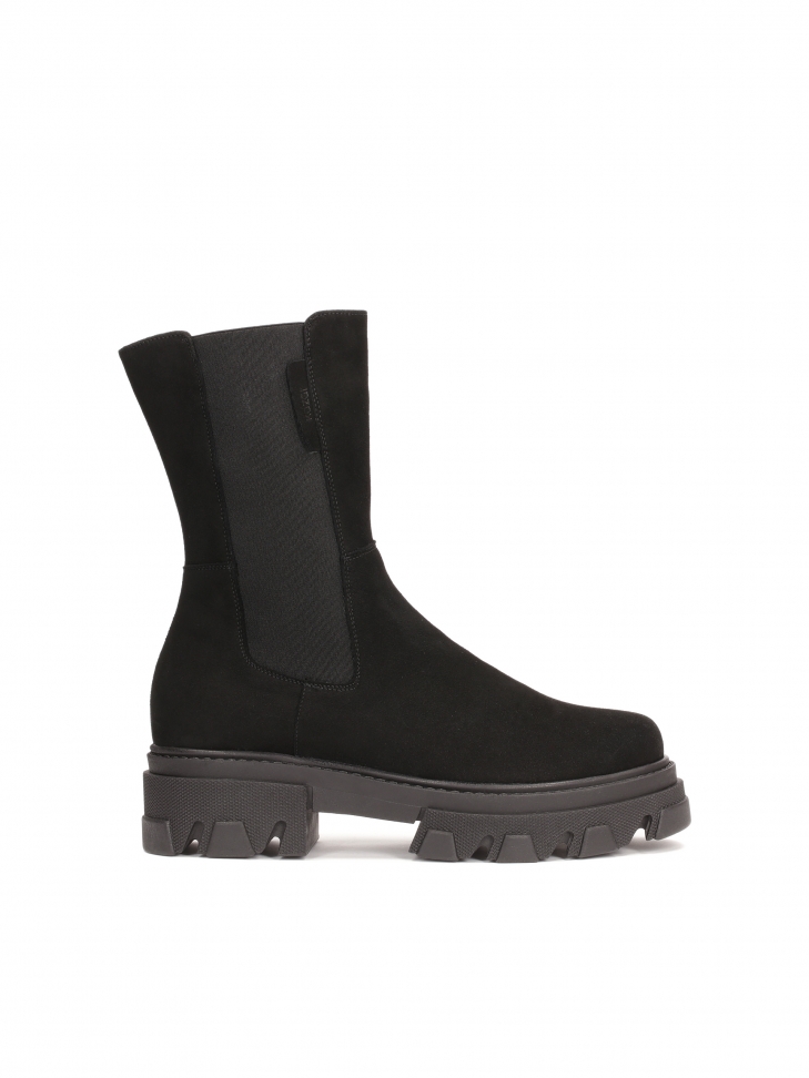 Wsuwane botki z zamszu na grubej podeszwie