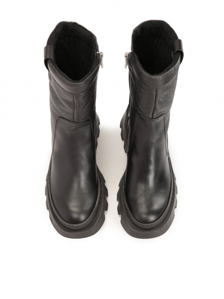 Botki z suwakiem osadzone na koturnie