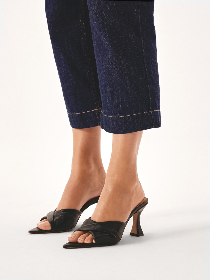 Spiczaste klapki z czarnej skóry