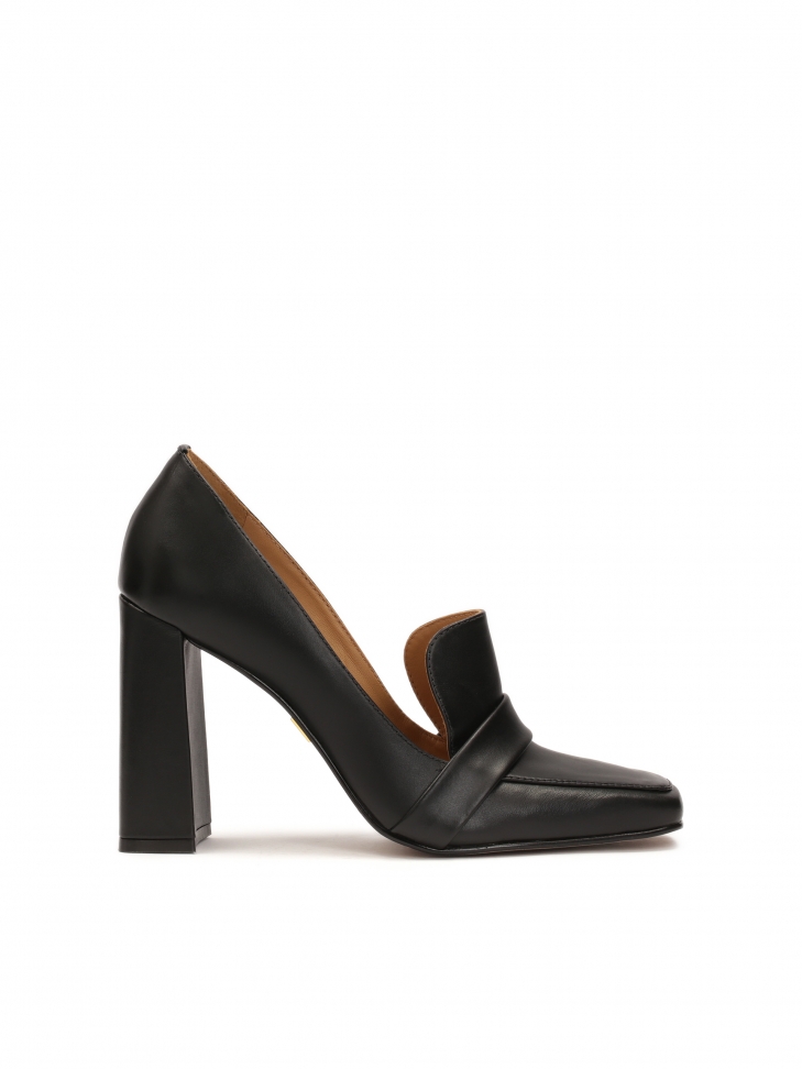 Czółenka typu lordsy na wysokim słupku