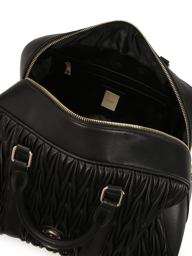 Czarna torba podróżna z miękkiej pikowanej skóry