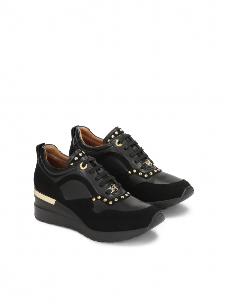 Czarne sneakersy na podwyższonej podeszwie