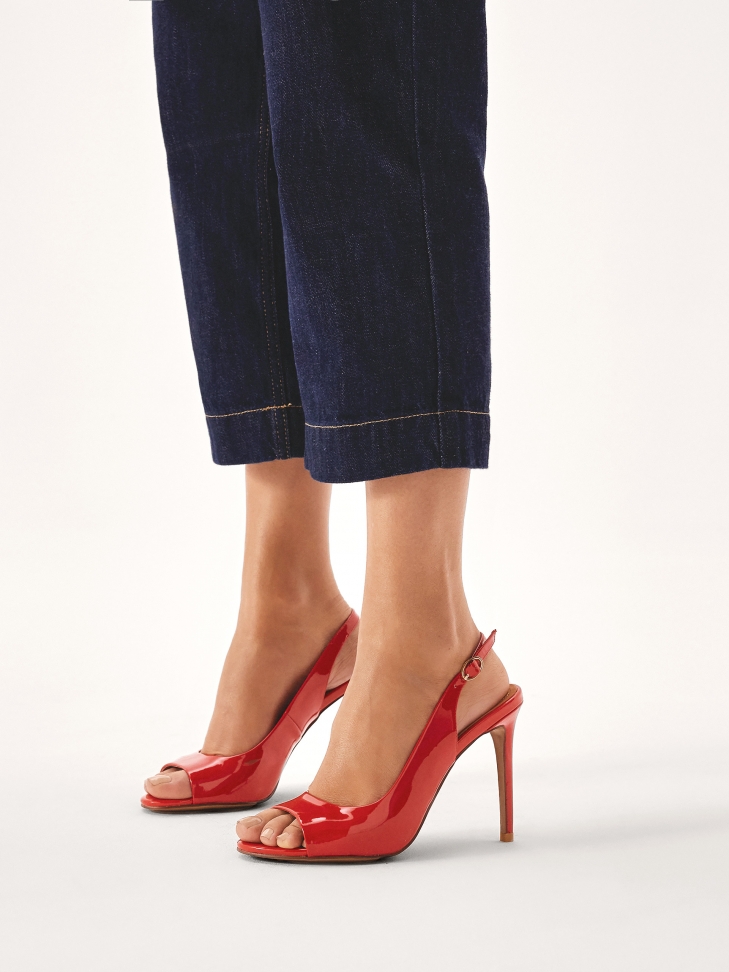 Czerwone lakierowane sandały z paskiem za kostkę