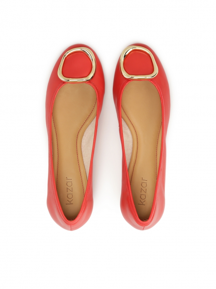 Czerwone skórzane baleriny z metalowym akcentem