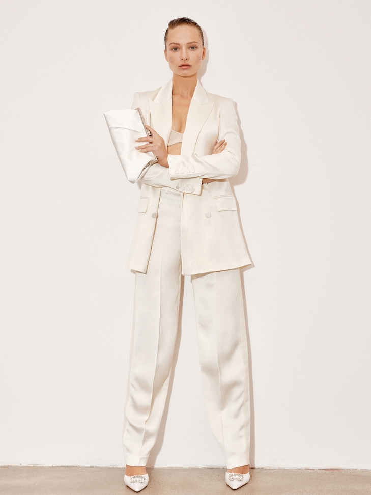 Białe klapki ślubne z kwadratową piętą i dużą ozdobą