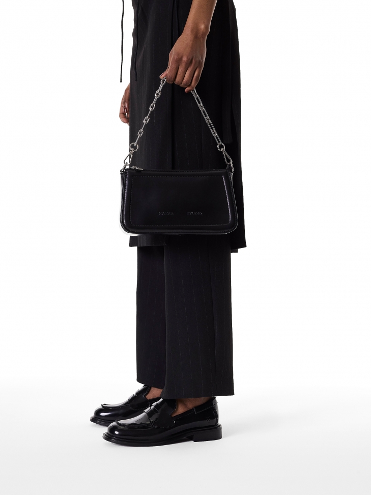 Lakierowane półbuty z przeszyciem na przodzie