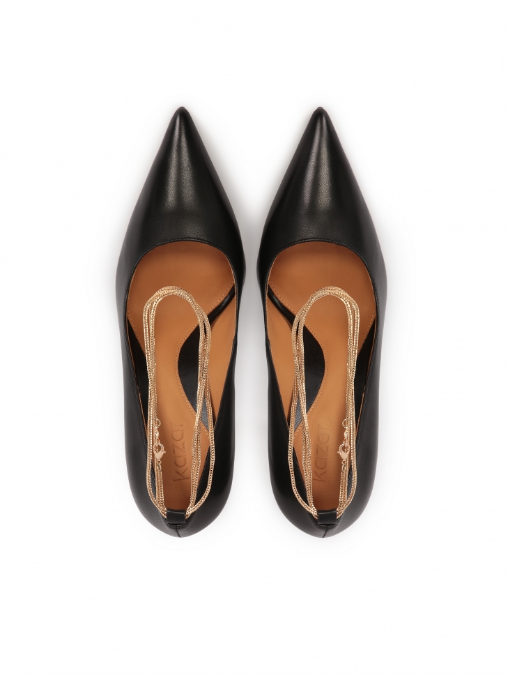 Czarne czółenka z łańcuszkiem oplatającym kostkę