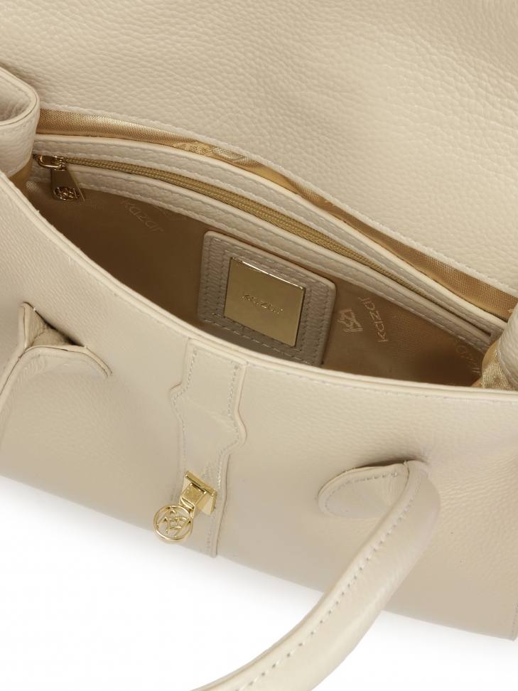 Szykowna skórzana torebka z finezyjną klapą