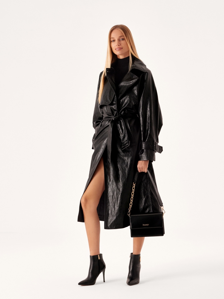 Mała skórzana torebka o sztywnej konstrukcji