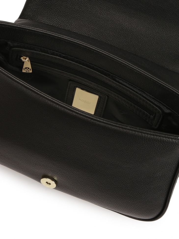 Czarna torebka z efektownie przypinanym paskiem