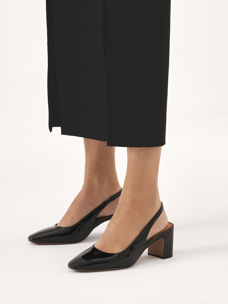 Lakierowane czółenka na słupku z odsłoniętymi piętami