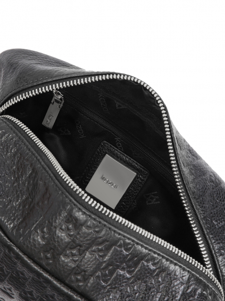 Elegancka czarna kosmetyczka z tłoczonymi monogramami