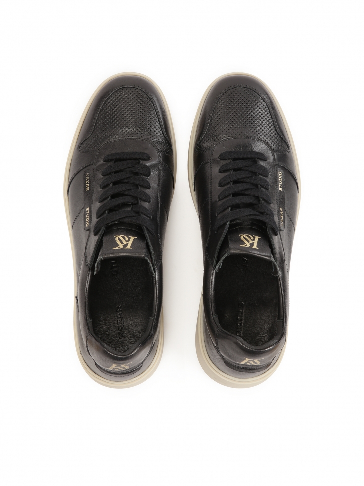 Czarne sneakersy z logo i perforacją