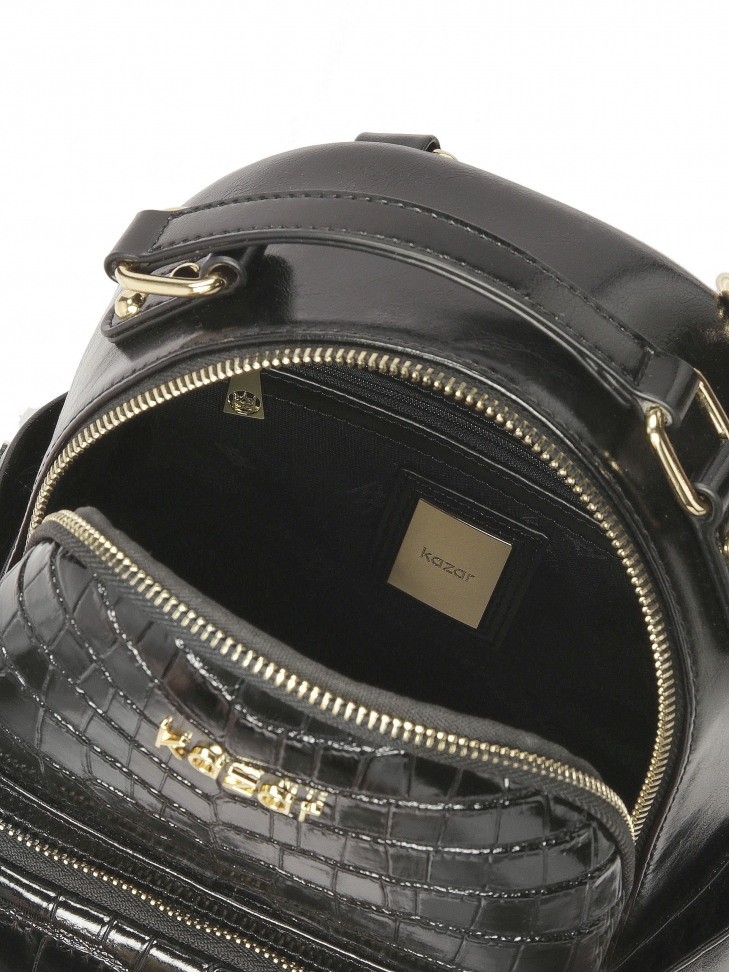 Czarny plecak z elementami w tłoczony wzór