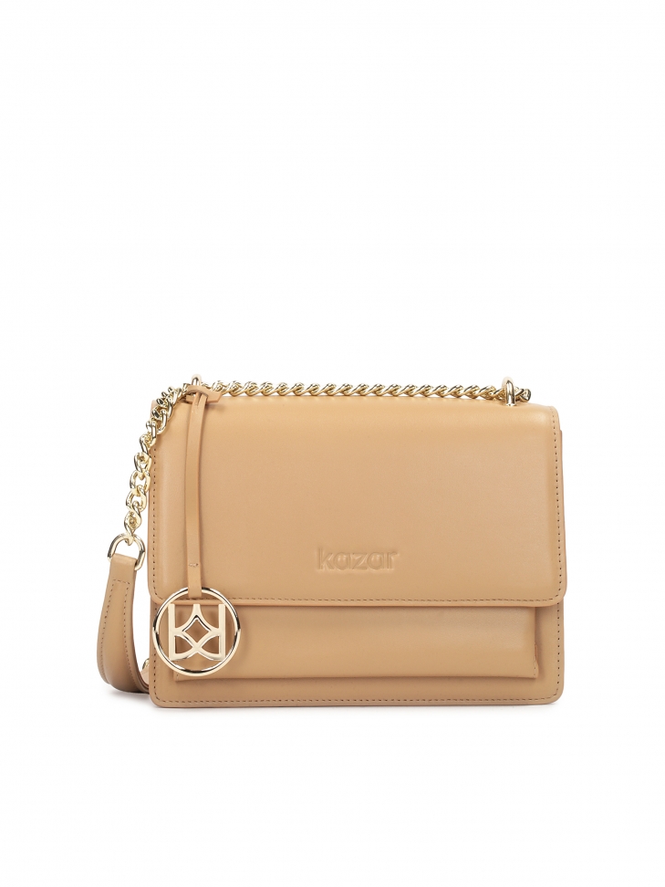 Skórzana torebka z klapą i metalową zawieszką