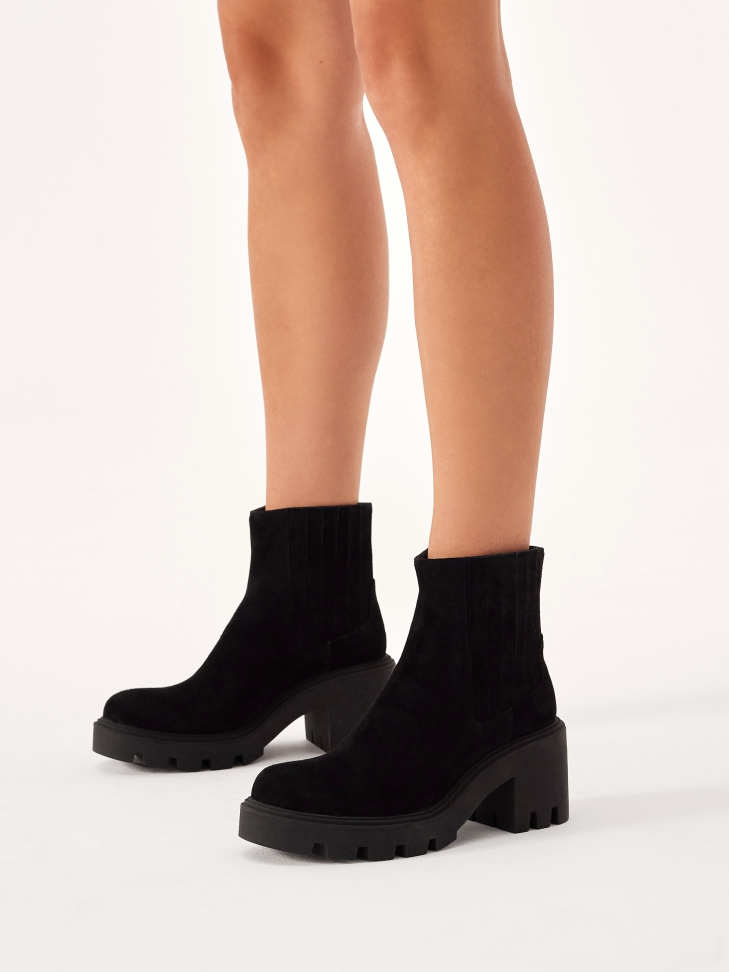 Botki z zamszu na grubym obcasie z protektorem