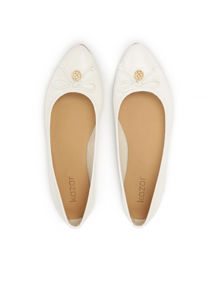 Białe skórzane baleriny z zawieszką