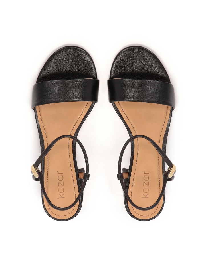 Czarne wsuwane sandały na słupku