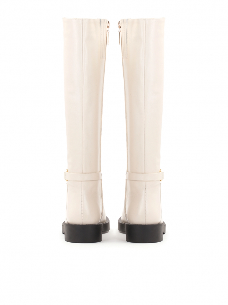 Beżowe kozaki na płaskiej czarnej podeszwie