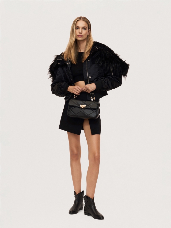 Czarna torebka w pikowany wzór wyposażona w rączkę