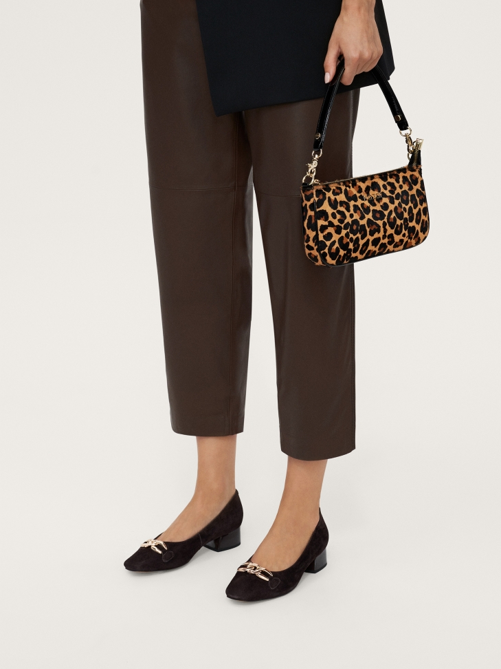 Zamszowe czółenka damskie z ozdobą na przodzie