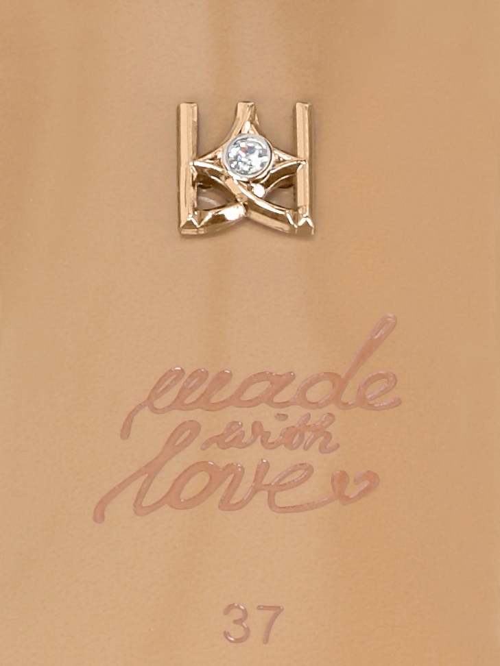 Zdobione beżowe czółenka ślubne z tkaniny