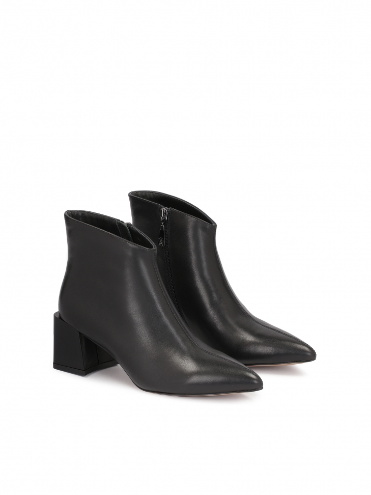 Czarne skórzane botki na modnym wystającym obcasie