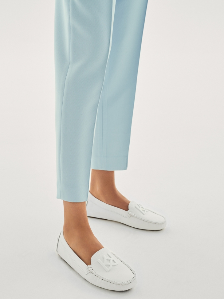 Białe mokasyny damskie