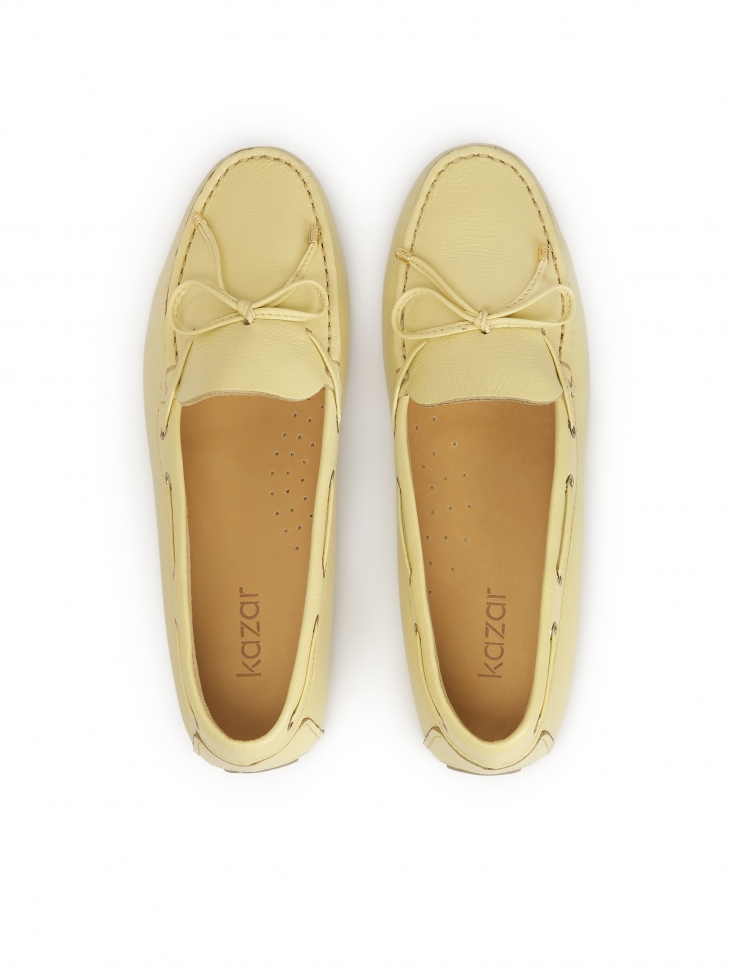 Żółte mokasyny z rzemykiem na podeszwie z wypustkami