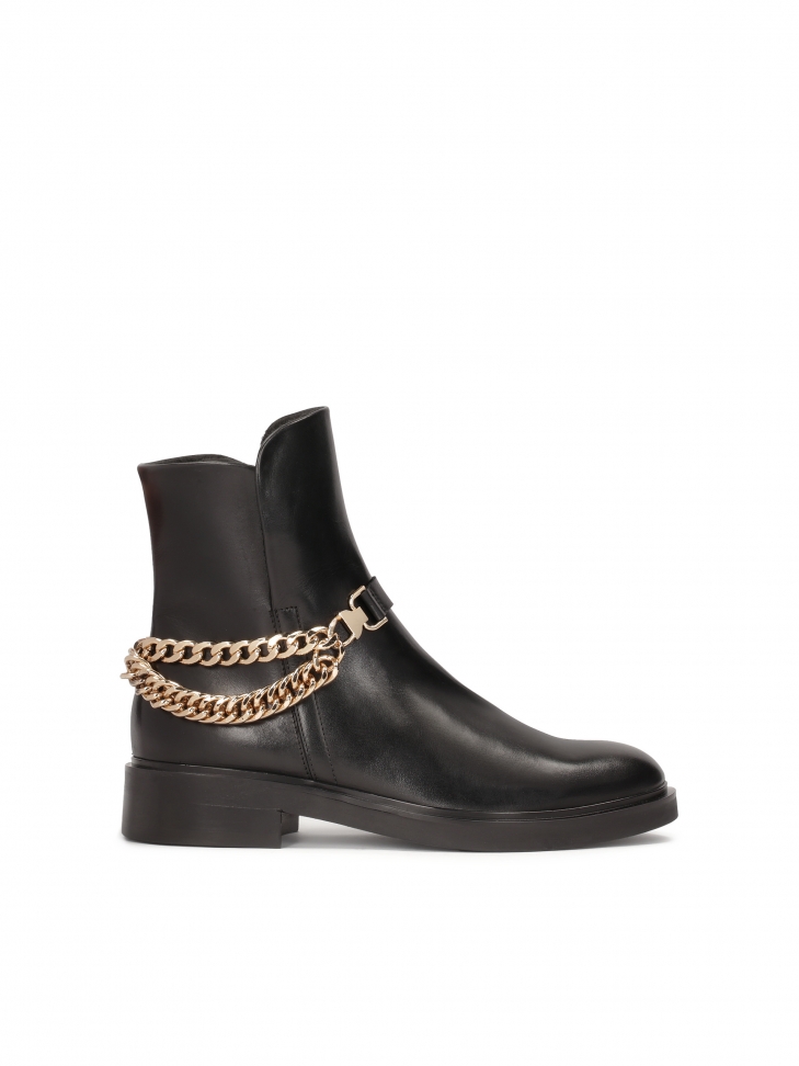 Płaskie botki z odpinanym paskiem z łańcuchami