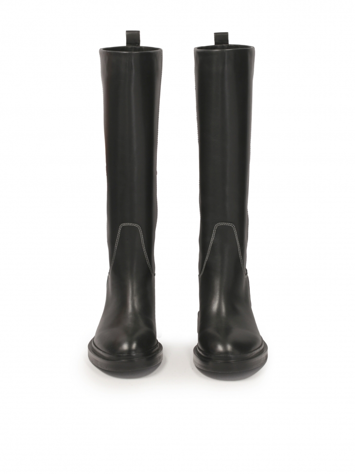 Wsuwane kozaki na płaskiej podeszwie