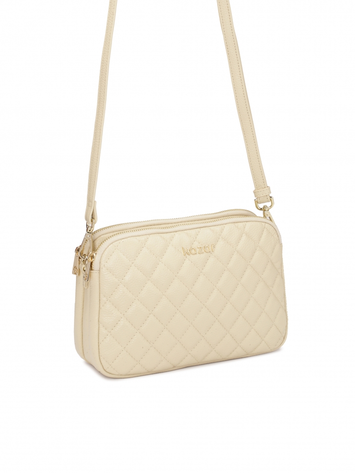 Mała torebka z pikowanym wzorem na skórzanym pasku