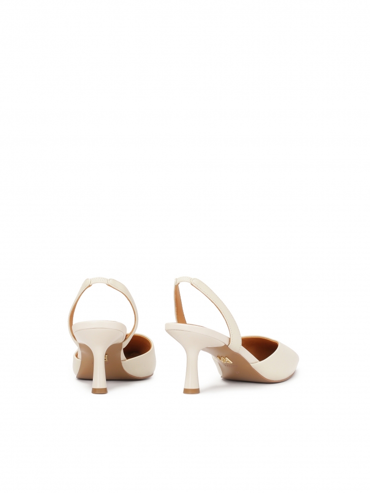 Czółenka z wyciętą cholewką i odytymi piętami