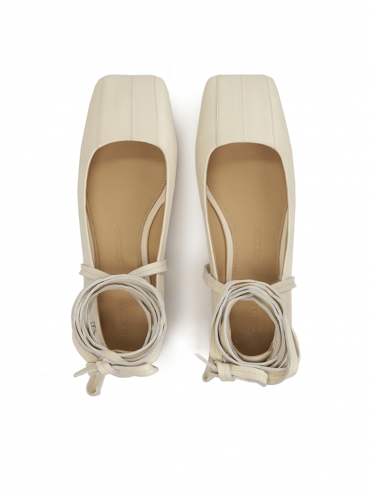Beżowe czółenka z wiązaniem wokół kostki