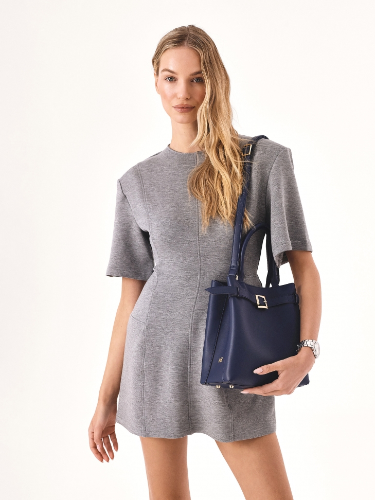 Granatowa torebka z uchwytami do ręki i paskiem