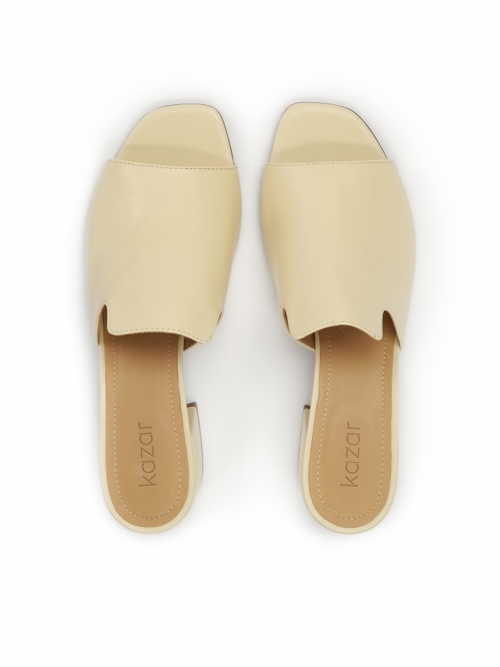 Skórzane klapki na szerokim obcasie