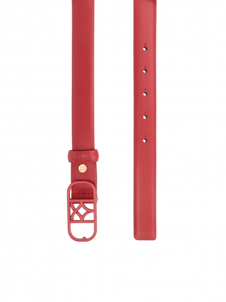 Czerwony wąski pasek z efektowną klamrą