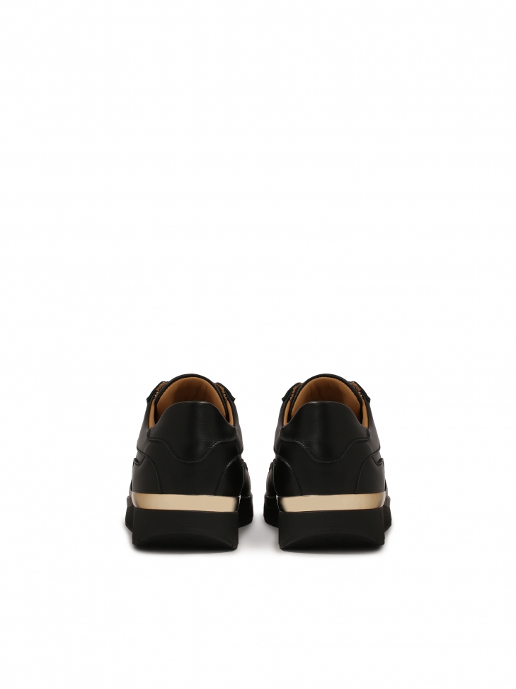 Czarne skórzane sneakersy ze otym akcentem