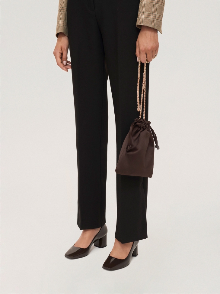 Ciemnobrązowa torebka sakiewka o satynowym wykończeniu